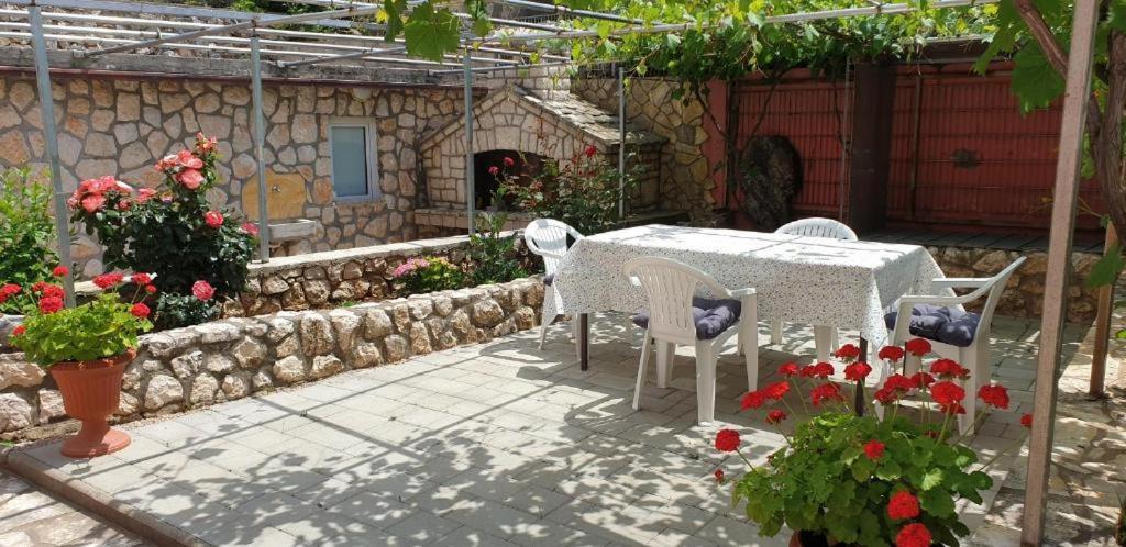 Apartments Roses Dobrinj Exterior photo